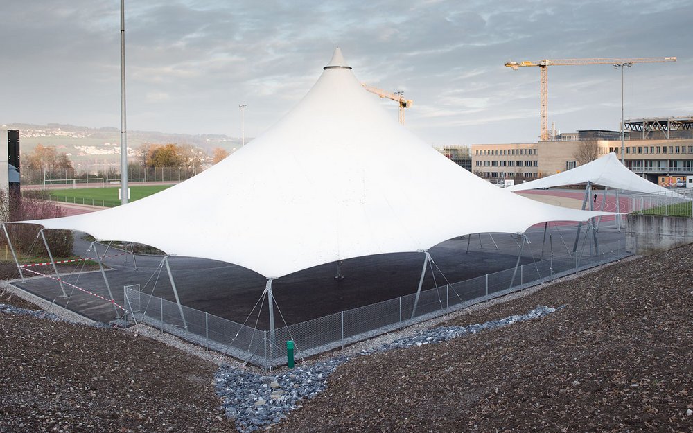 Temporärer Zeltbau mit Schraubfundamenten